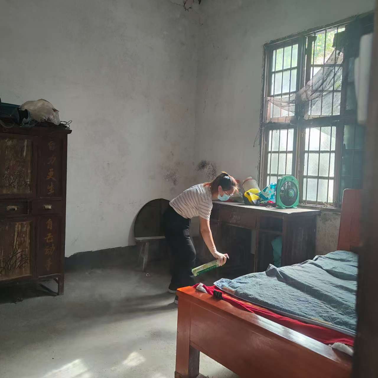所城镇：入户灭蚊送健康，干群齐心防“两热”