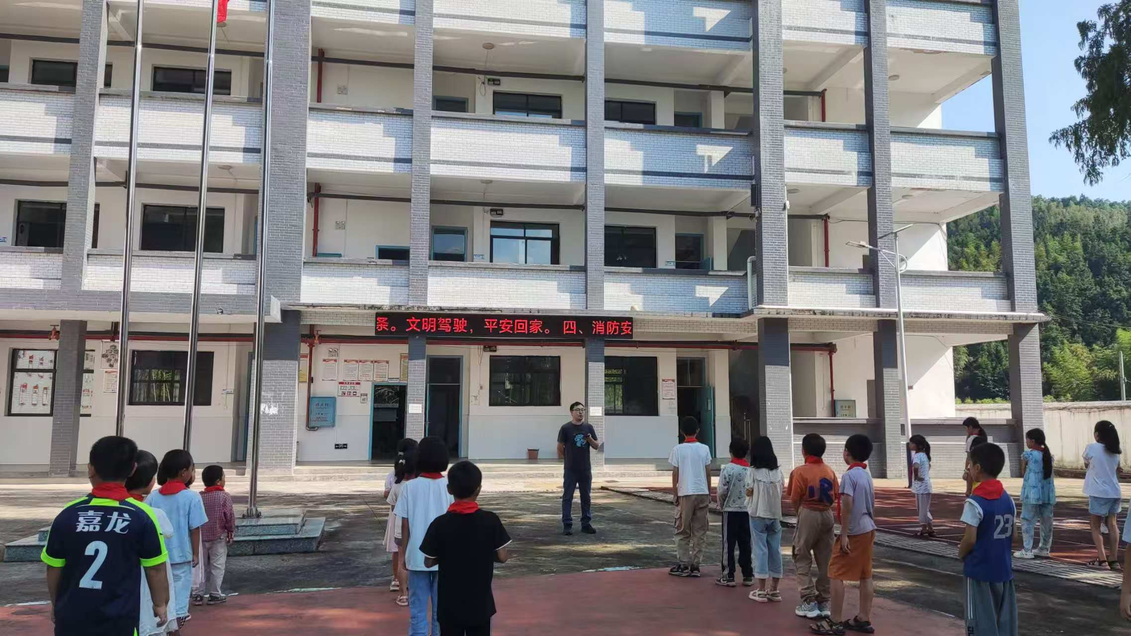 魏鑫：八年护学守初心 从“受助者”到“孩子引路人”