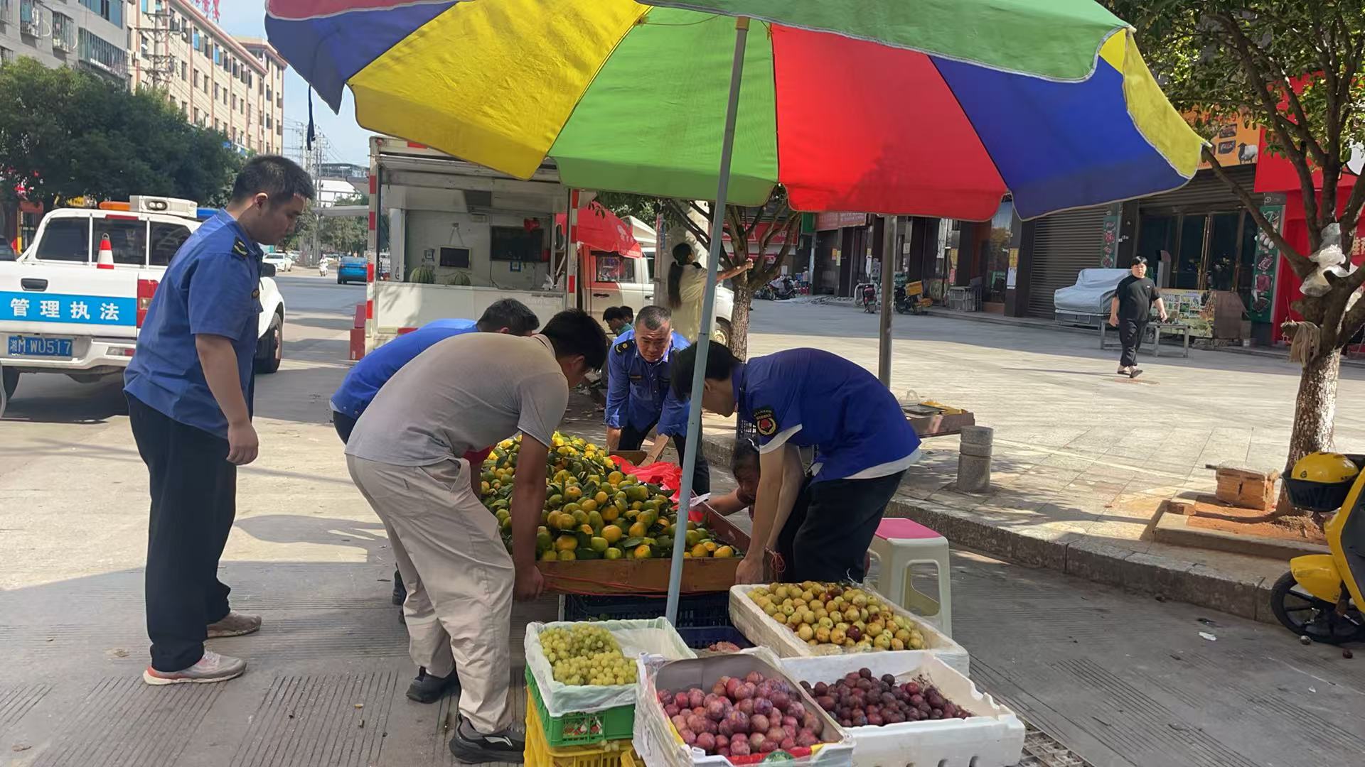 蓝山县城市管理和综合执法局：国庆中秋假期我在岗 规范市容秩序保畅通
