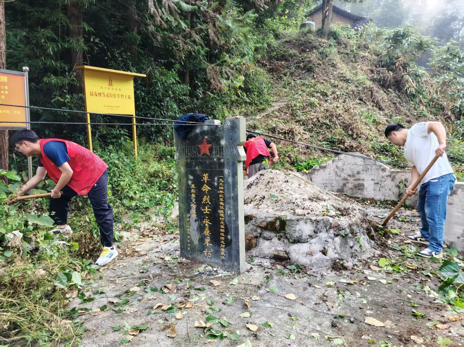 犁头瑶族乡开展祭扫烈士墓活动