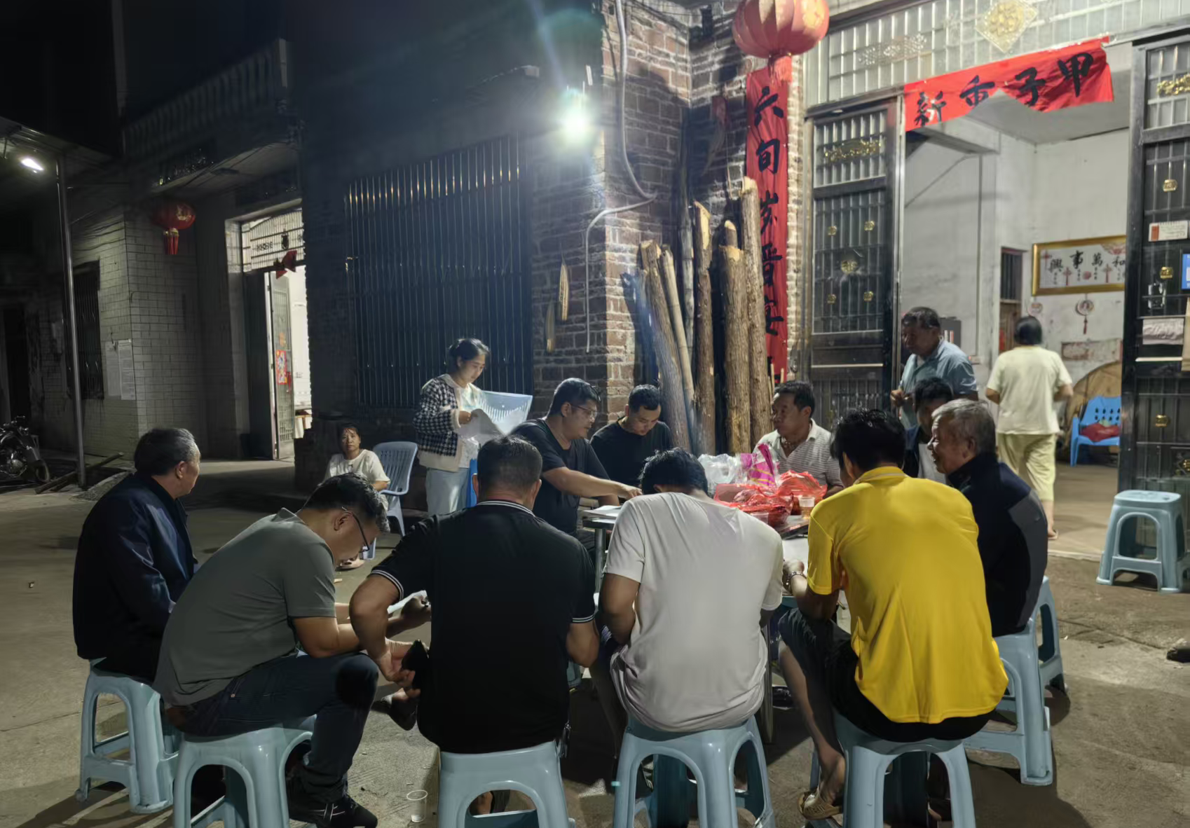 犁头瑶族乡:屋场夜话聚民意 瑶乡同心谋振兴