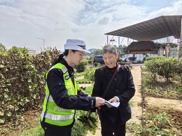 蓝山县公安局交管大队：“一盔一带”宣传打通“最后一公里”