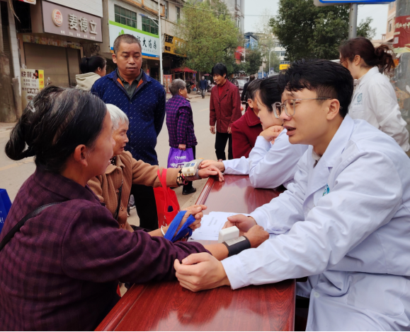 楠市镇联合多部门开展医保征缴惠民宣传活动