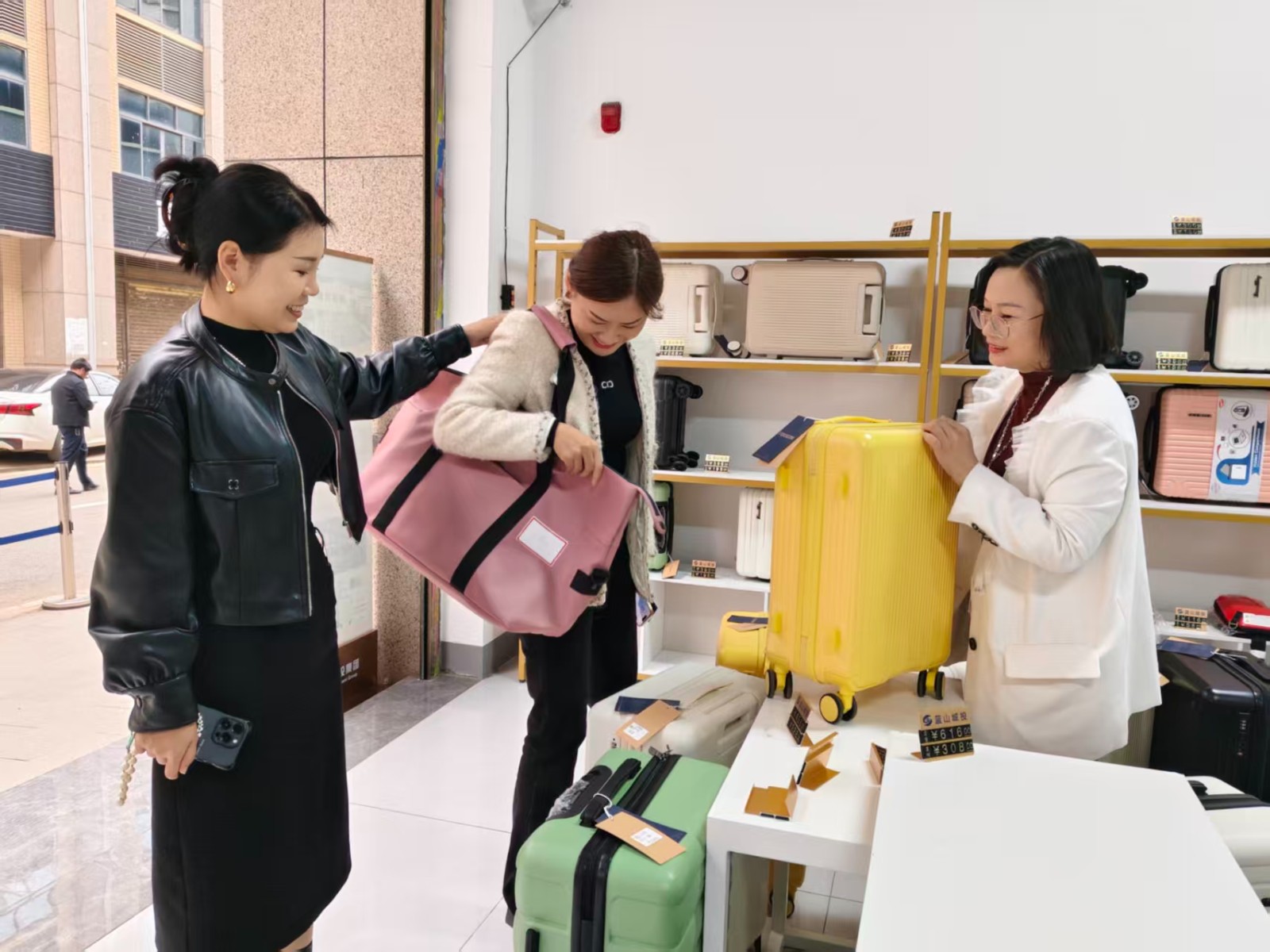 蓝山县：展会落幕热潮未散 皮具箱包特色街嗨购续航