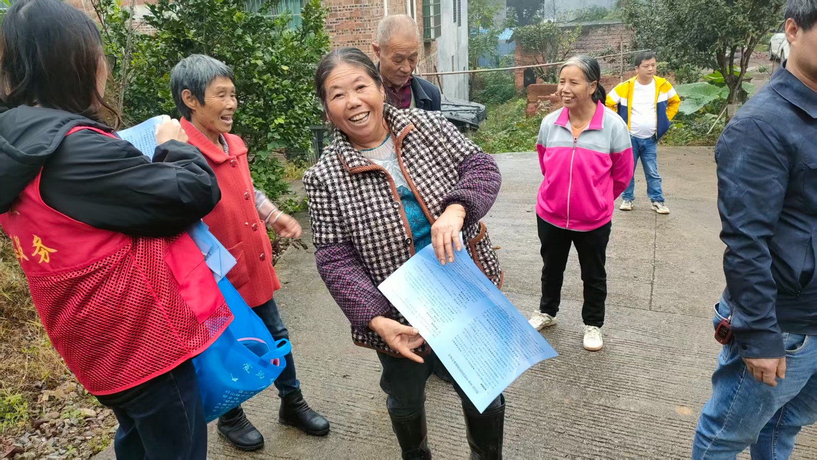 毛俊镇：医保宣传零距离，织密民生“保障网”