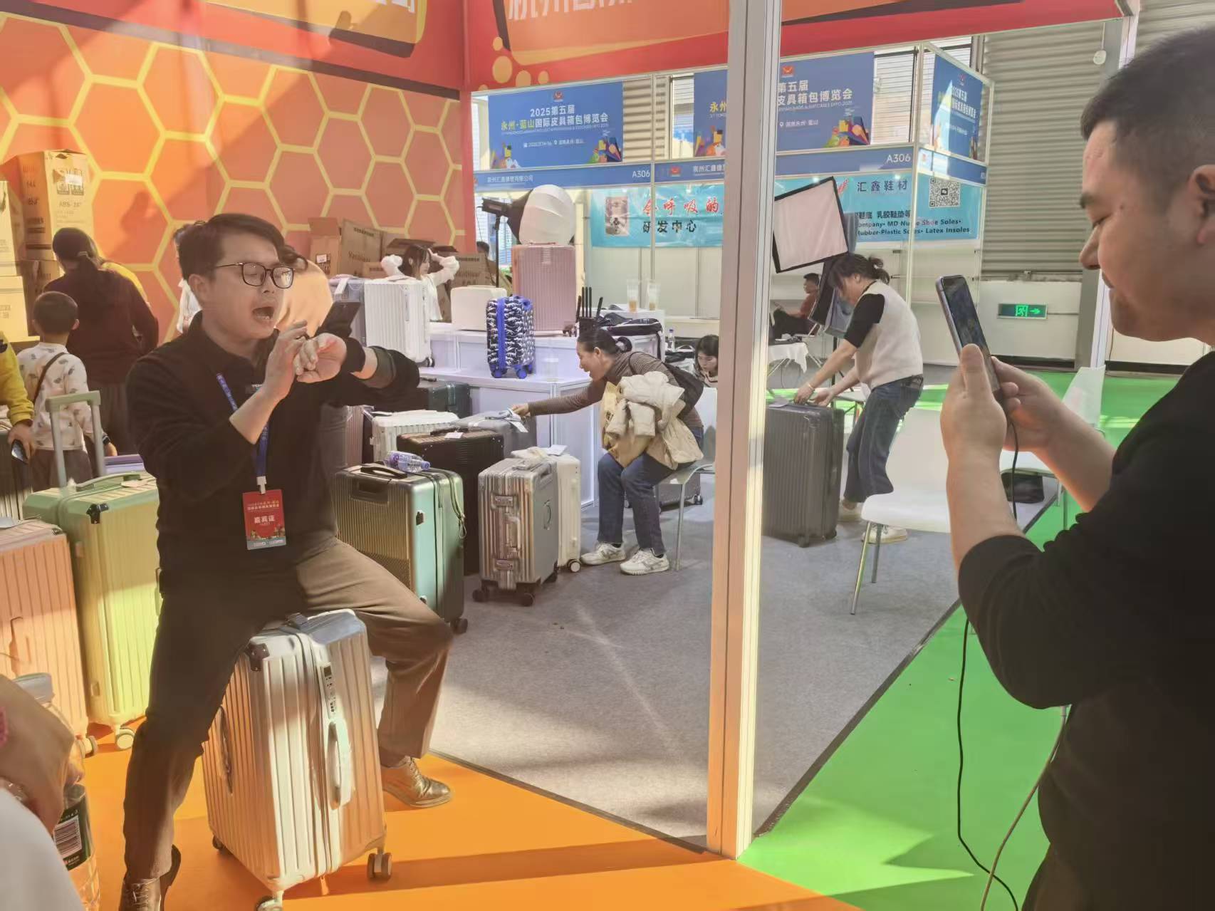 蓝山：“云上”热销，赋能“中国皮具箱包创新之都”