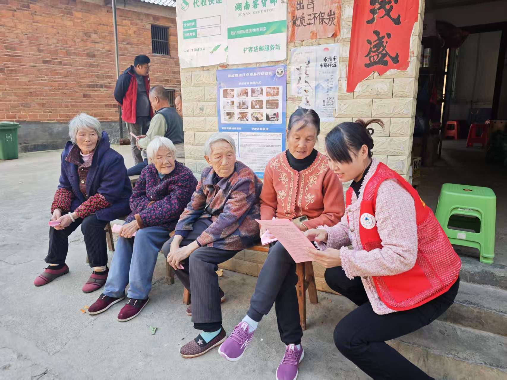 祠堂圩镇虎溪村：多维度织密冬季安全网 守护群众平安过冬