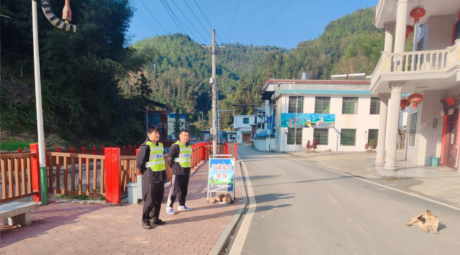 犁头瑶族乡开展交通安全劝导活动，筑牢农村道路安全防线