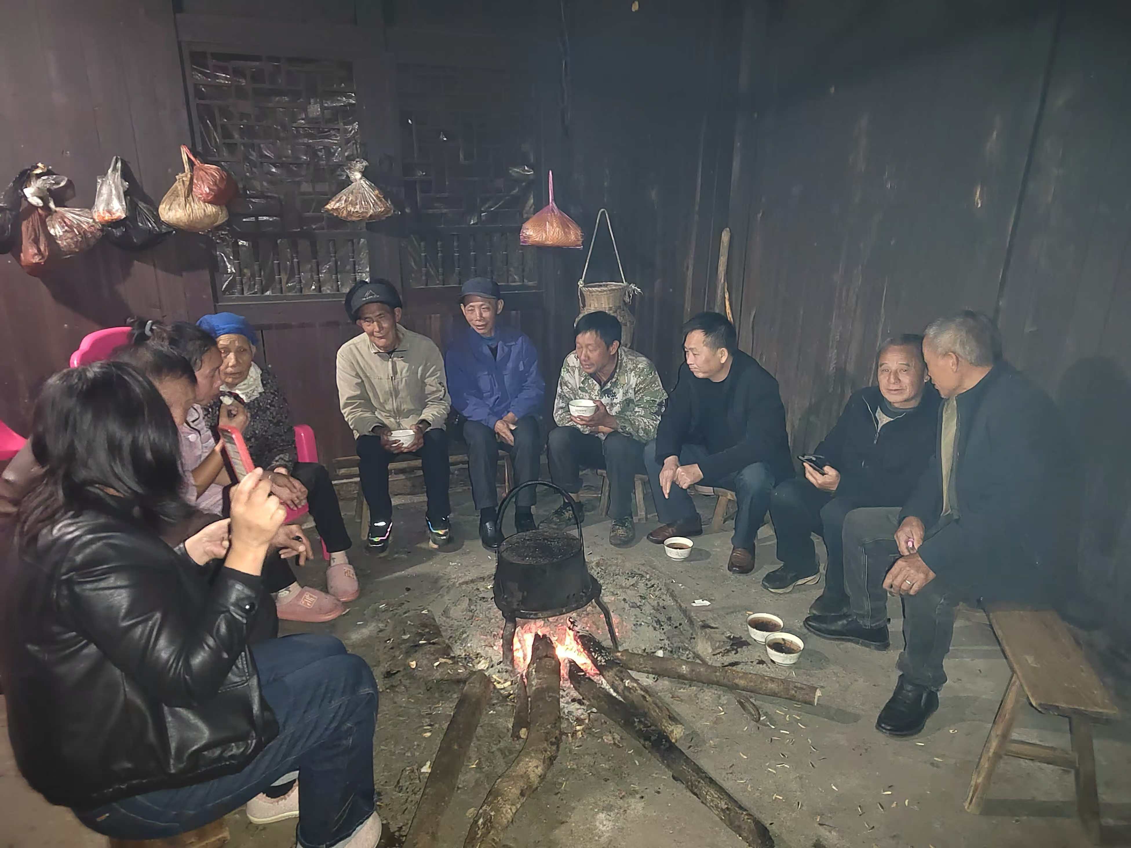 荆竹瑶族乡：“火塘茶话”搭桥梁 监督为民解民忧