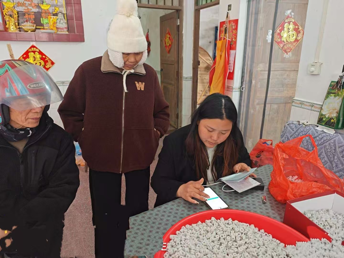 所城镇：靠前服务破解“缴费难” 上门为山区老人代缴医保