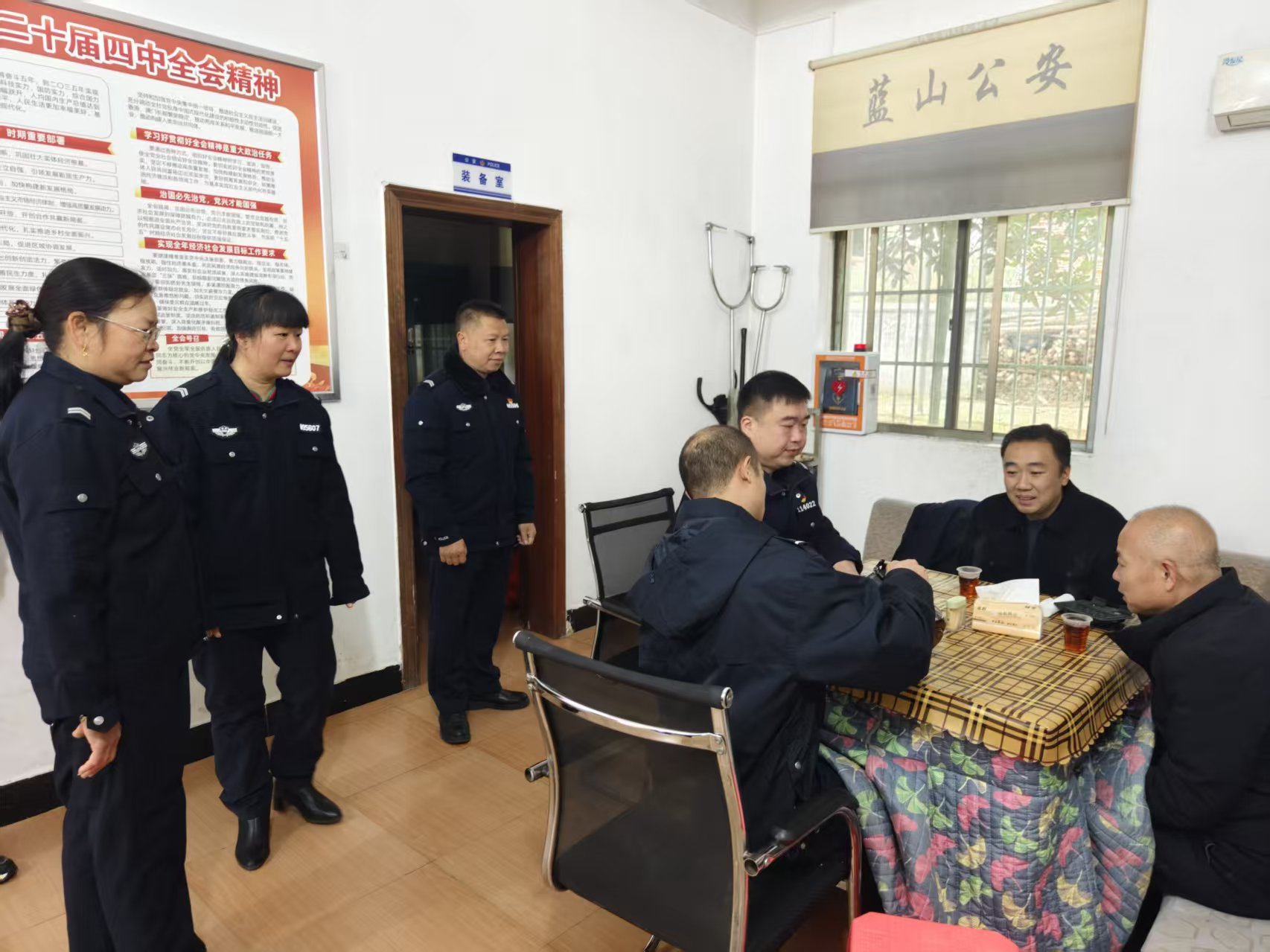 祠堂圩镇开展中国人民警察节慰问活动