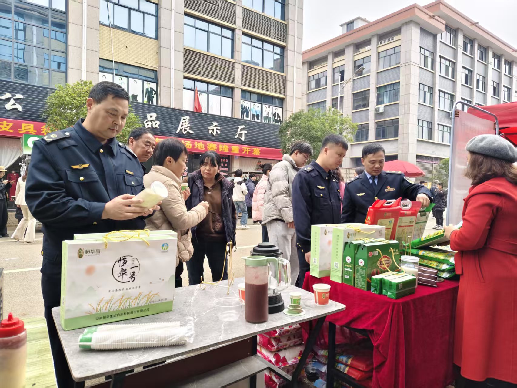 蓝山：年货集市促消费 惠民乐购年味浓