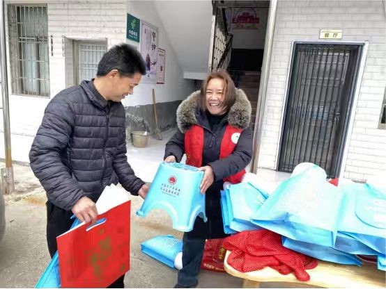 犁头瑶族乡：党员大会搭平台 禁毒宣传“零距离”