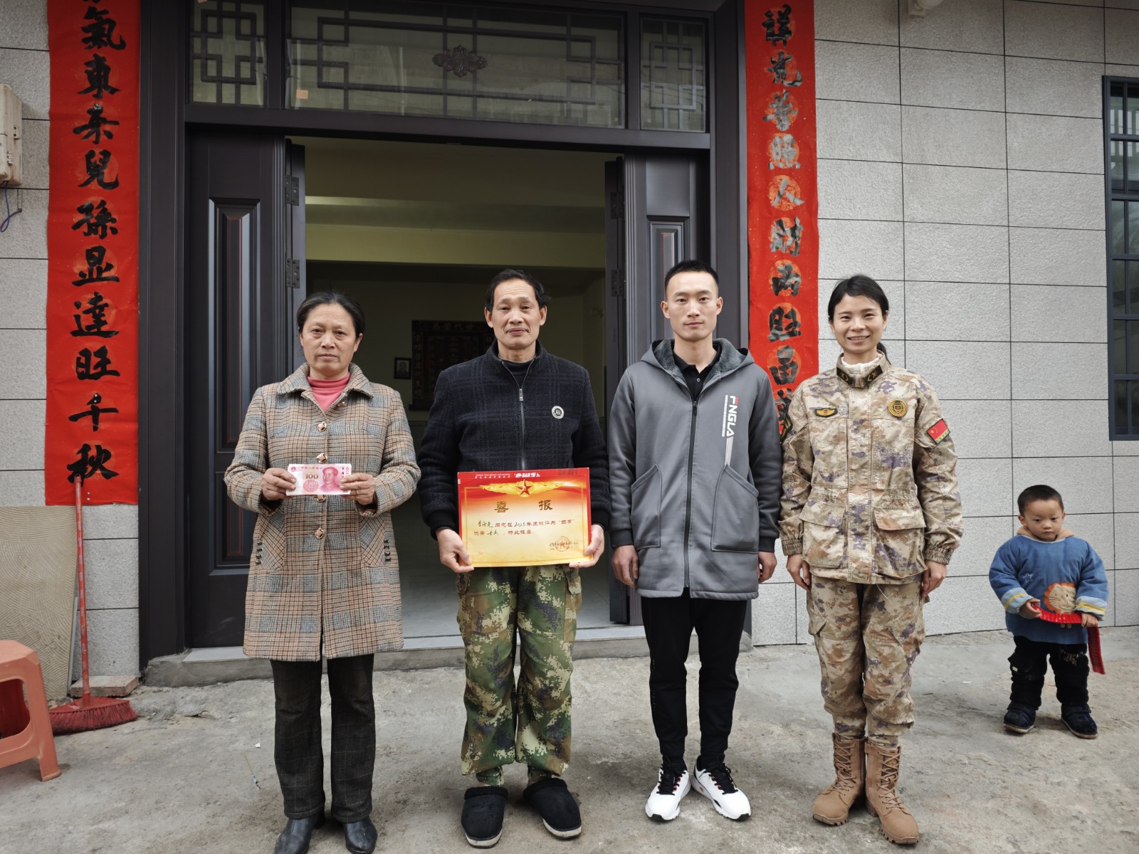 祠堂圩镇：送喜报进家门 尊崇情暖军属心