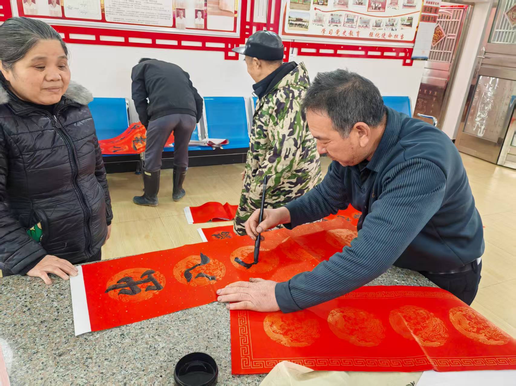 【新春走基层】所城镇军屯村：翰墨飘香迎新春 义写春联送祝福