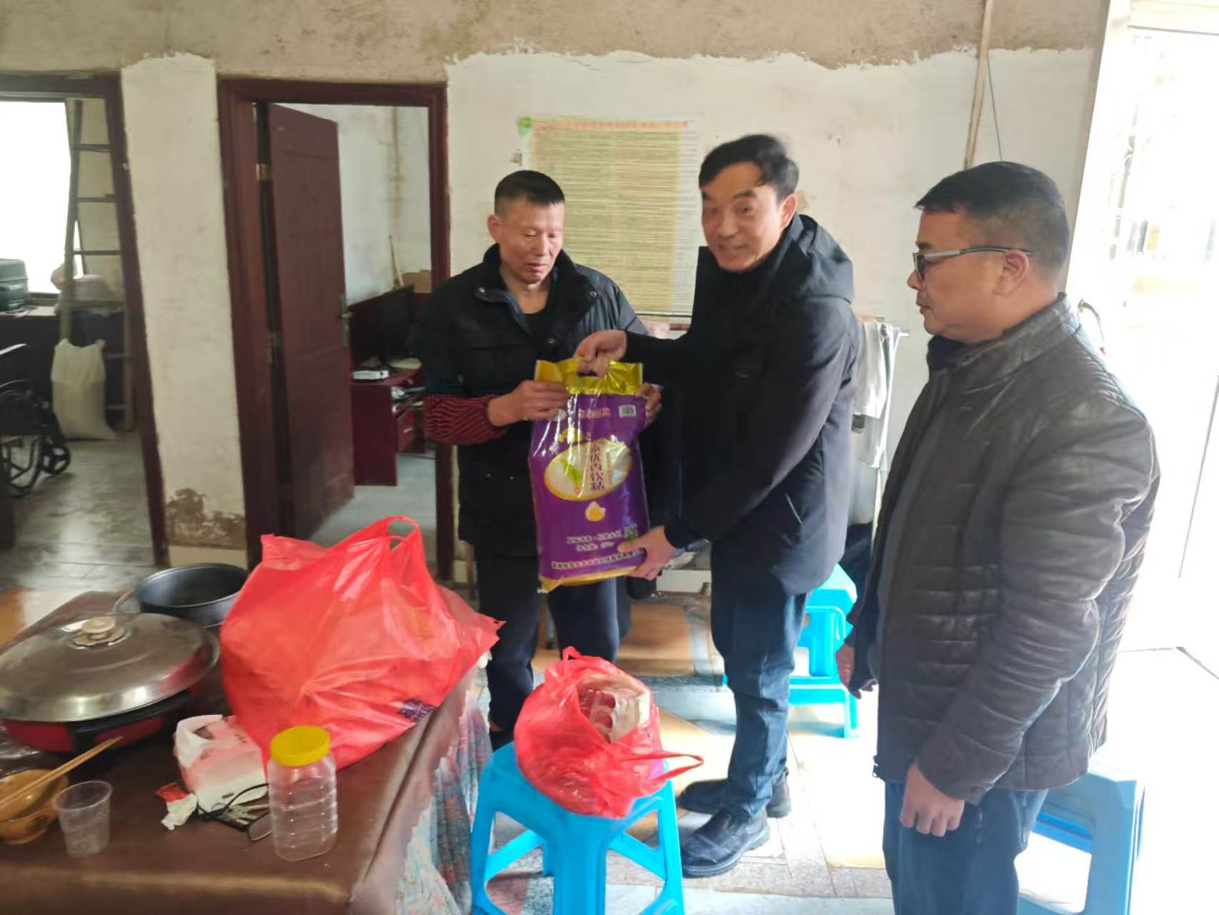 【新春走基层】蓝山县城市管理和综合执法局：新春慰问送关怀 浓浓真情暖人心