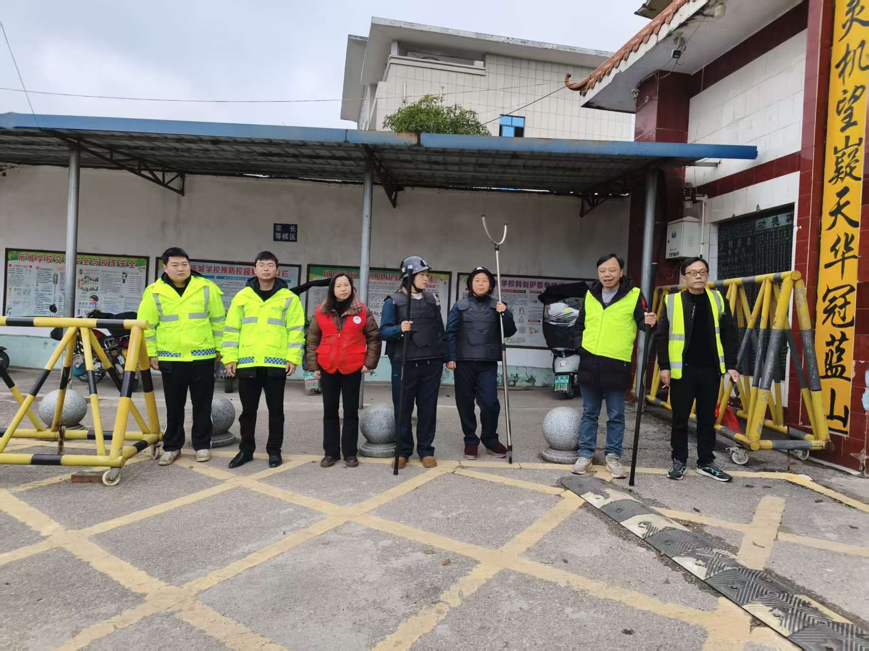 所城镇：“护学岗”准时上线 护航开学第一天