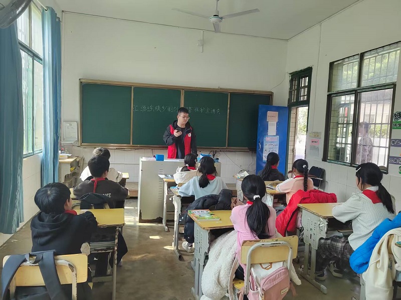 汇源瑶族乡“利剑护蕾”宣讲会走进校园