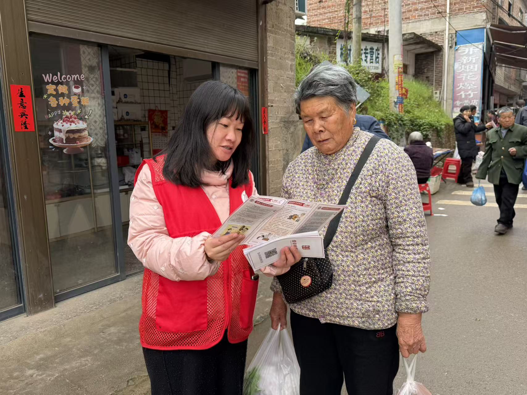 祠堂圩镇纪委“摆摊设点”听民声 “零距离”宣传信访举报