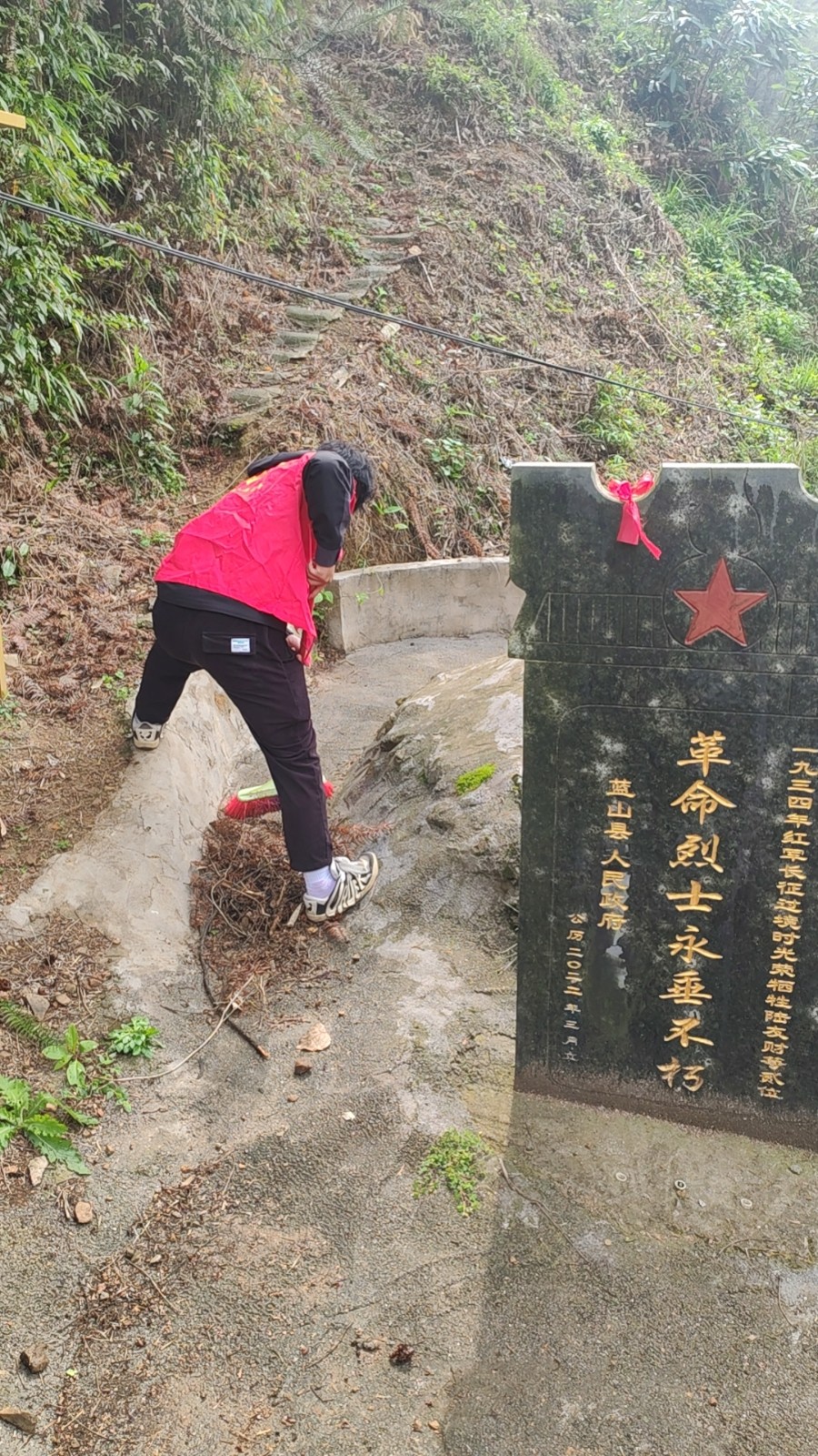 犁头瑶族乡开展清明祭英烈活动