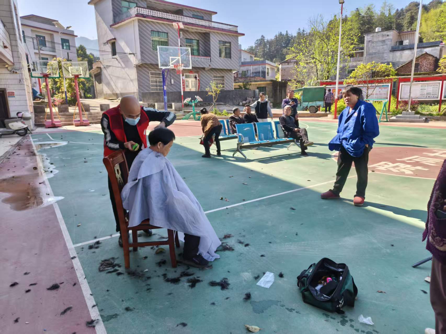 所城镇：爱心义剪进乡村 便民服务暖人心