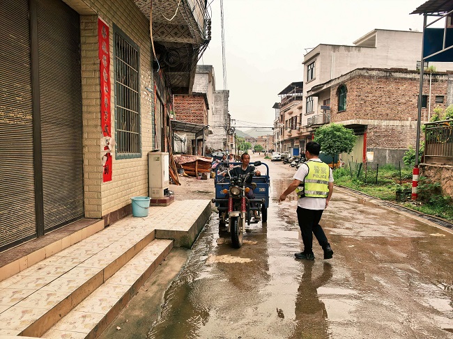 祠堂圩镇开展道路交通安全执勤劝导行动
