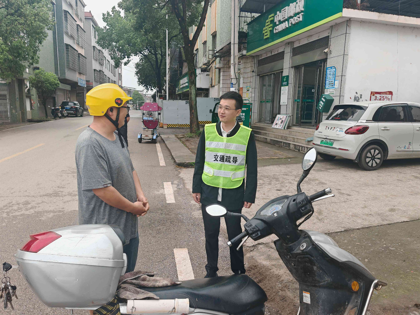 毛俊镇人大代表一线执勤，护航出行平安路