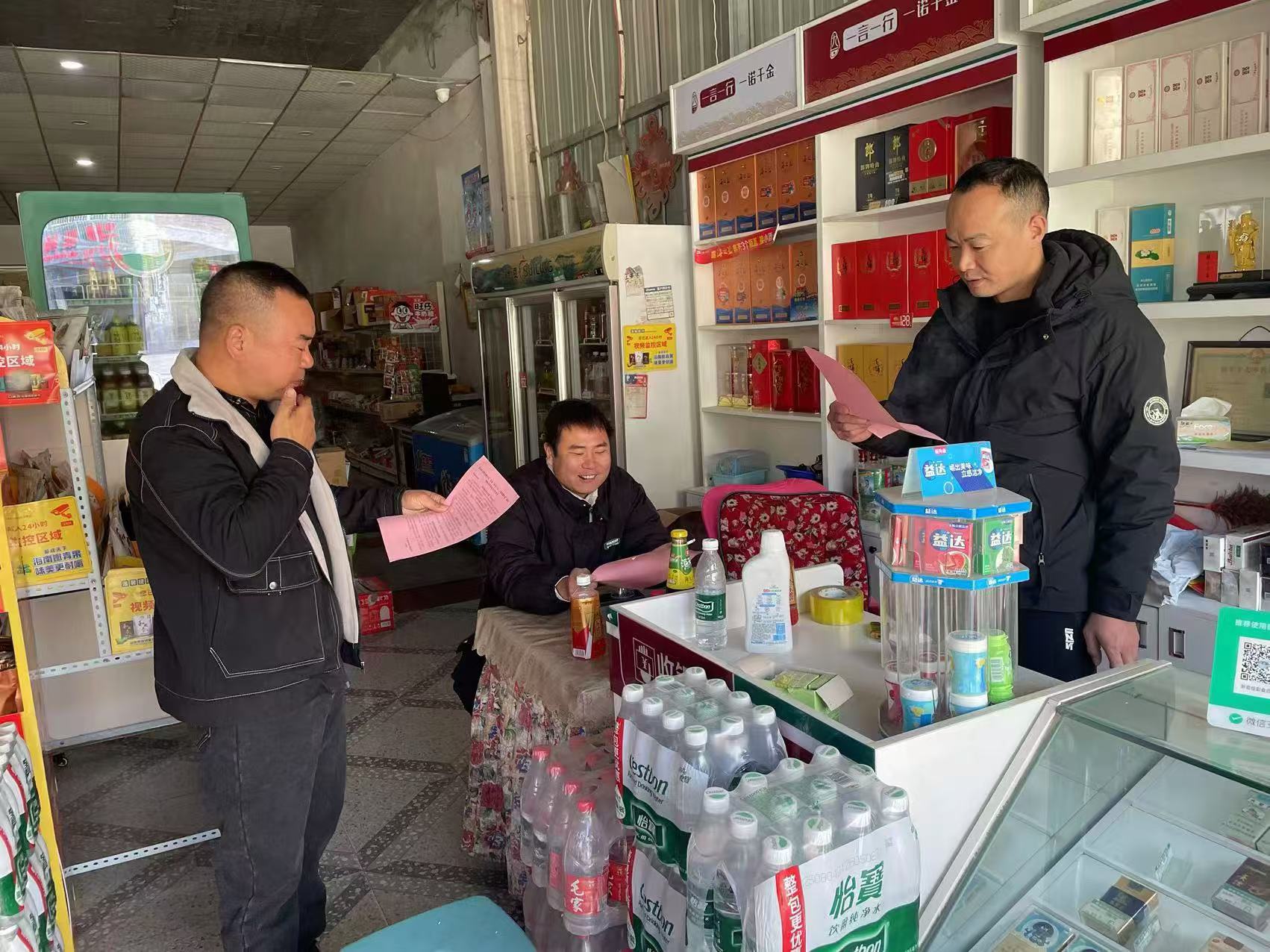 祠堂圩镇祠市村开展企业招聘入户宣传活动
