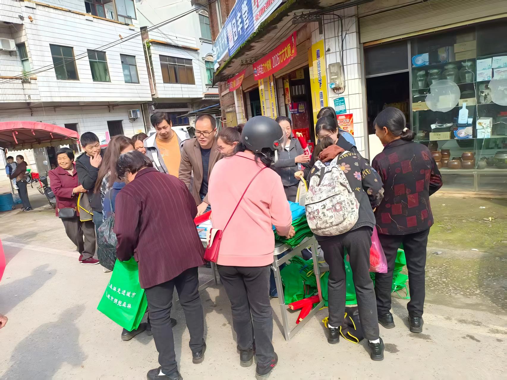 蓝山县林业局开展知识产权宣传周活动