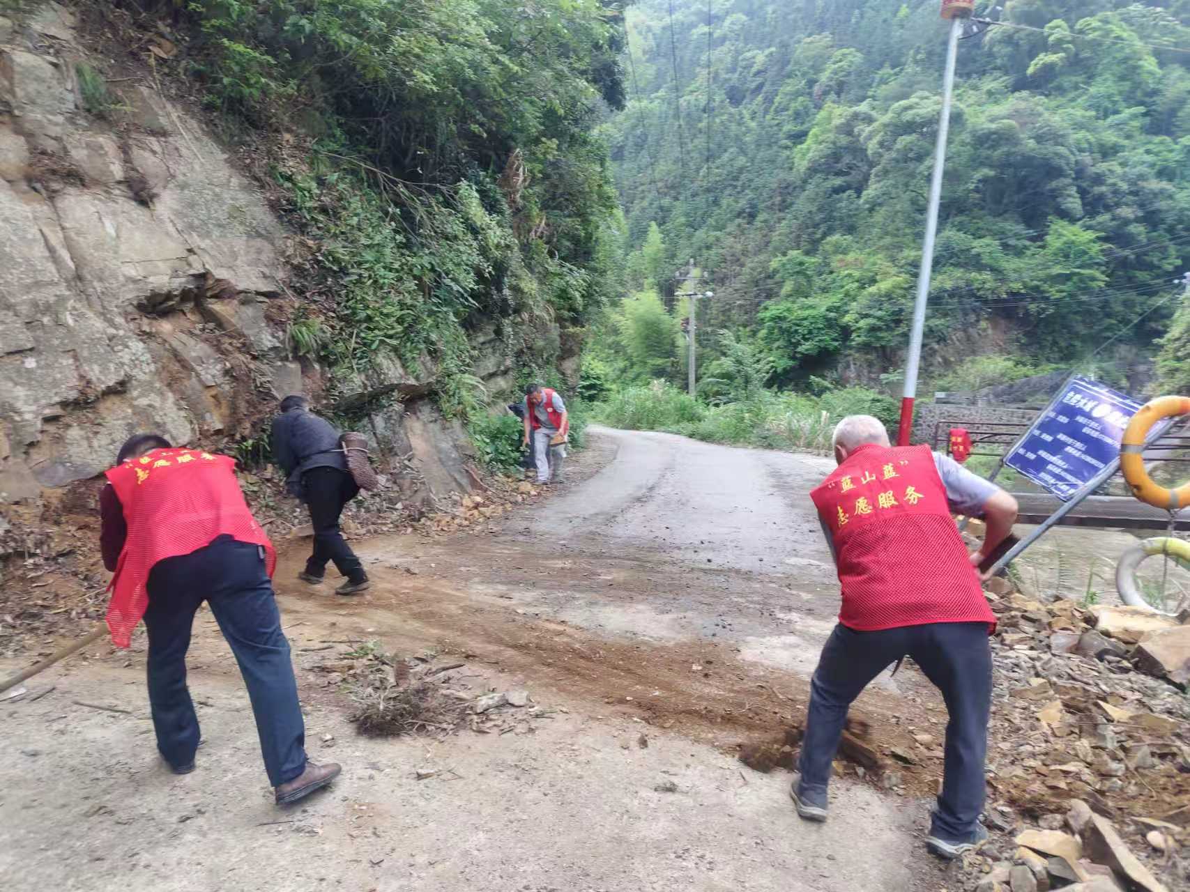荆竹瑶族乡纪委：靠前监督保畅通 护航群众平安行