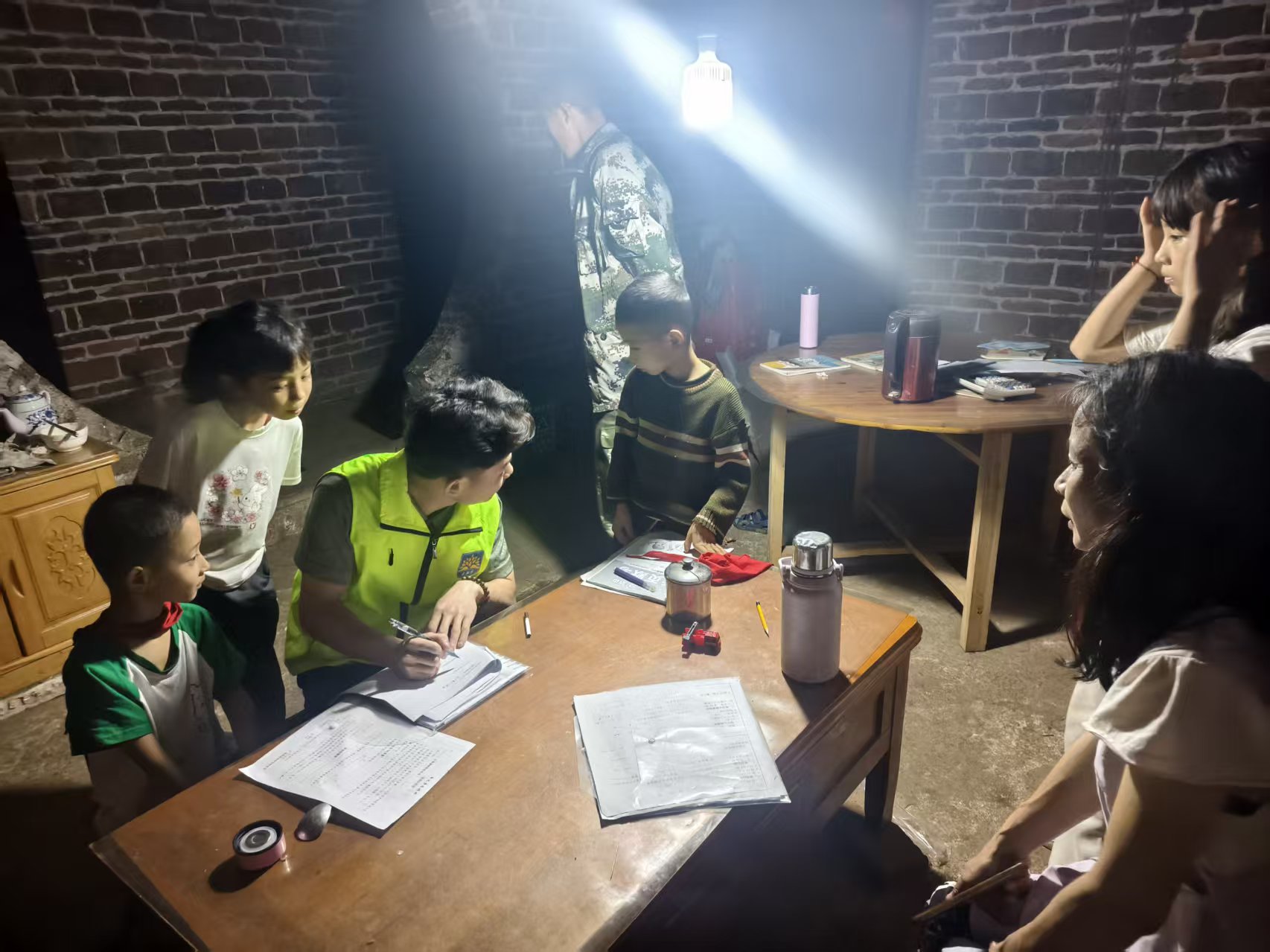 祠堂圩镇：温情走访暖民心 精准帮扶护成长