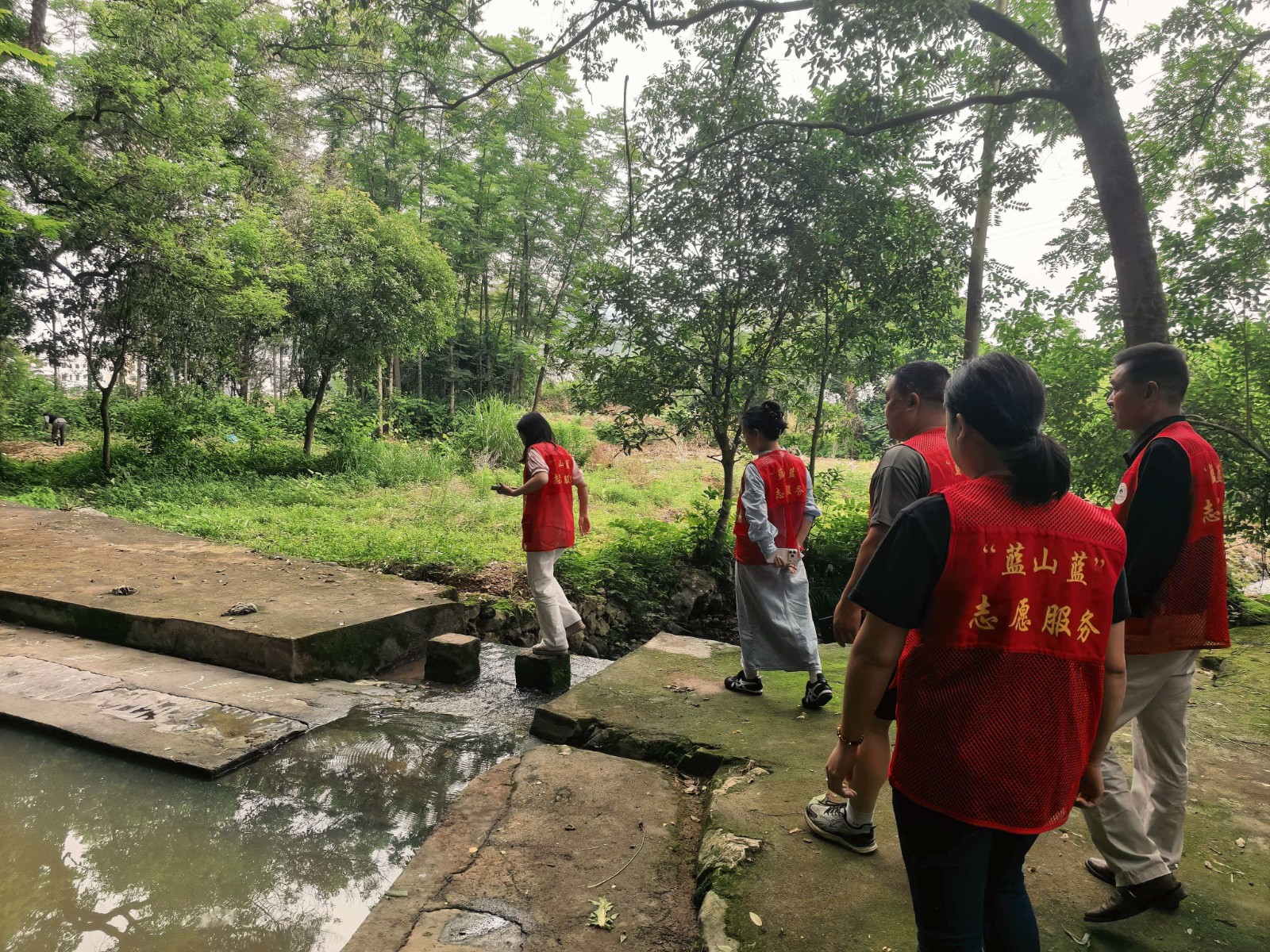 祠堂圩镇纪委下村督导重点水域安全巡查工作