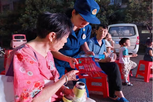 依托大排查大整治行动 蓝山消防夜校进社区筑牢安全防线