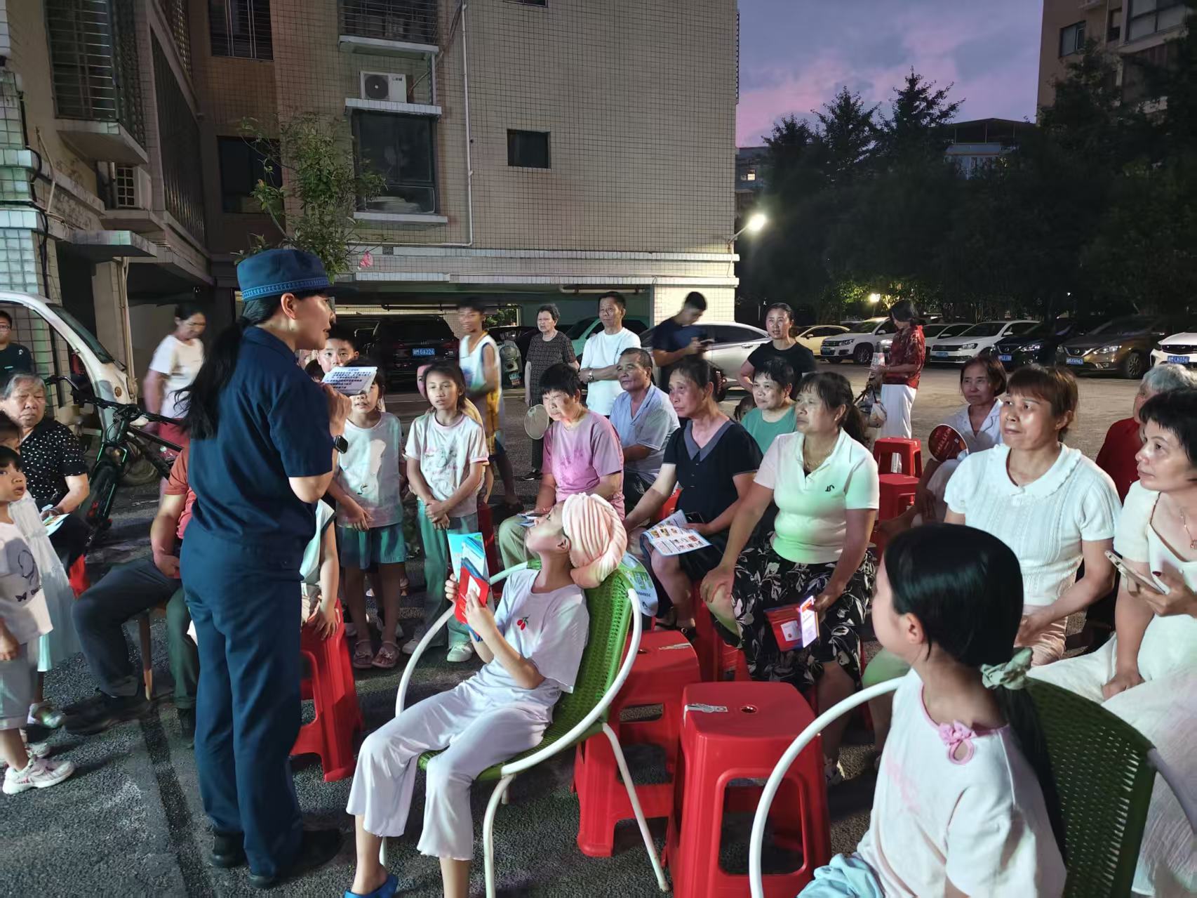 蓝山县消防救援大队开展夜间“错时”消防安全宣传活动