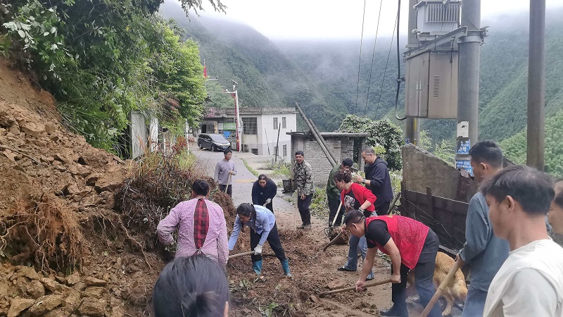 汇源瑶族乡：暴雨塌方阻通道 干群同心抢通便民路