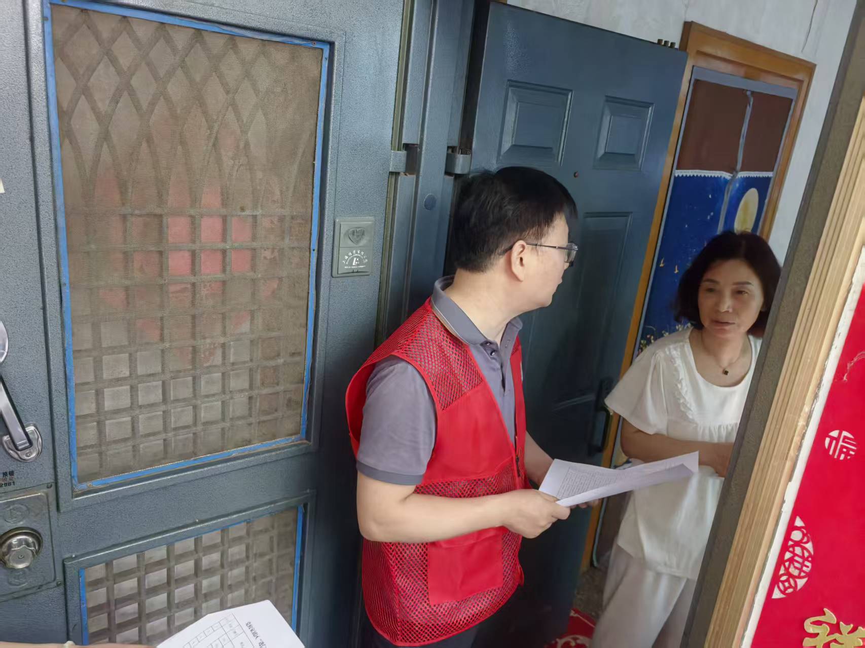 蓝山县委党校党支部开展“进门入户送安全”党员志愿服务活动
