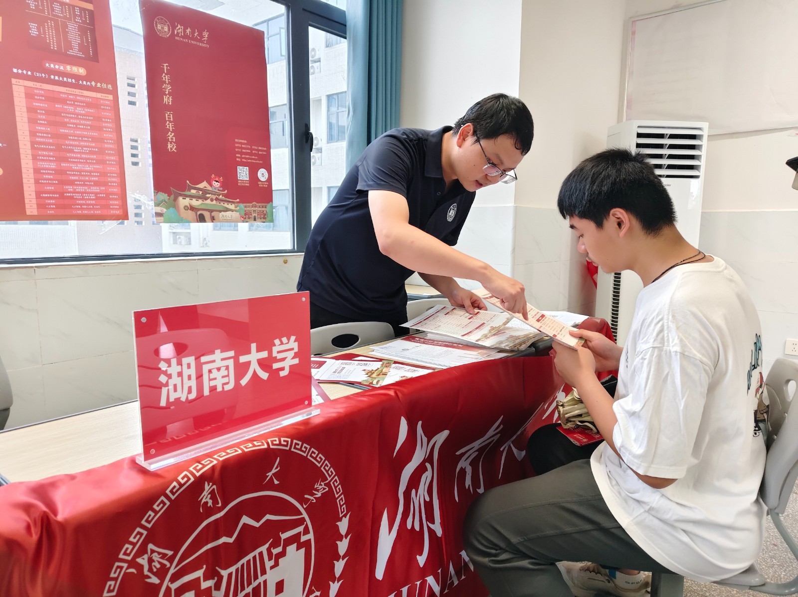 （图片新闻）蓝山县举办2026年普通高校招生现场咨询会