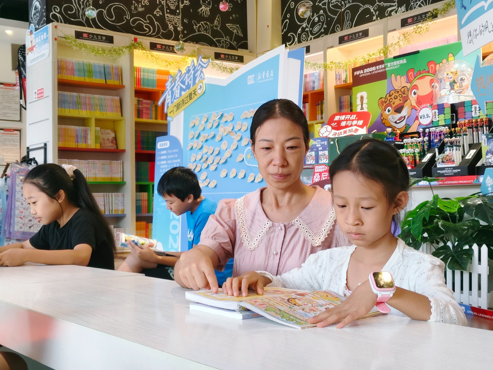 （图片新闻）蓝山：书店成为学生们暑期“充电”好去处