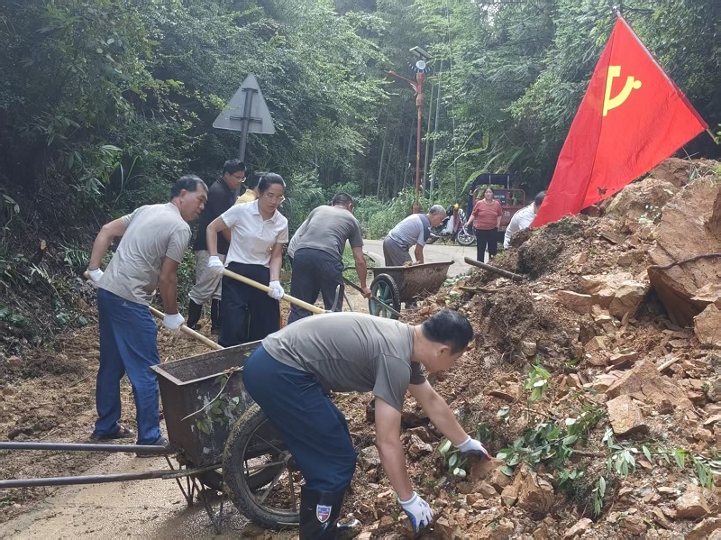 汇源瑶族乡：汛期山体滑坡阻通行 监督护航火速清障保畅通