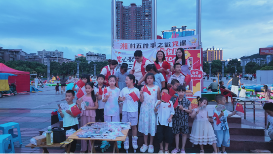永州市源流青声宣讲团在蓝山县开展创新型市集微党课