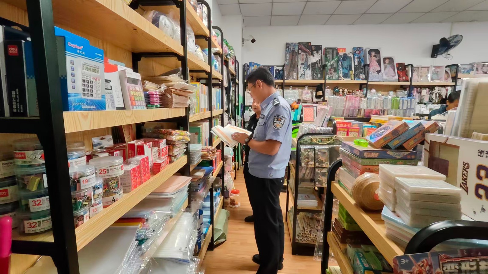蓝山县开展秋季“护苗”行动文化市场联合执法检查