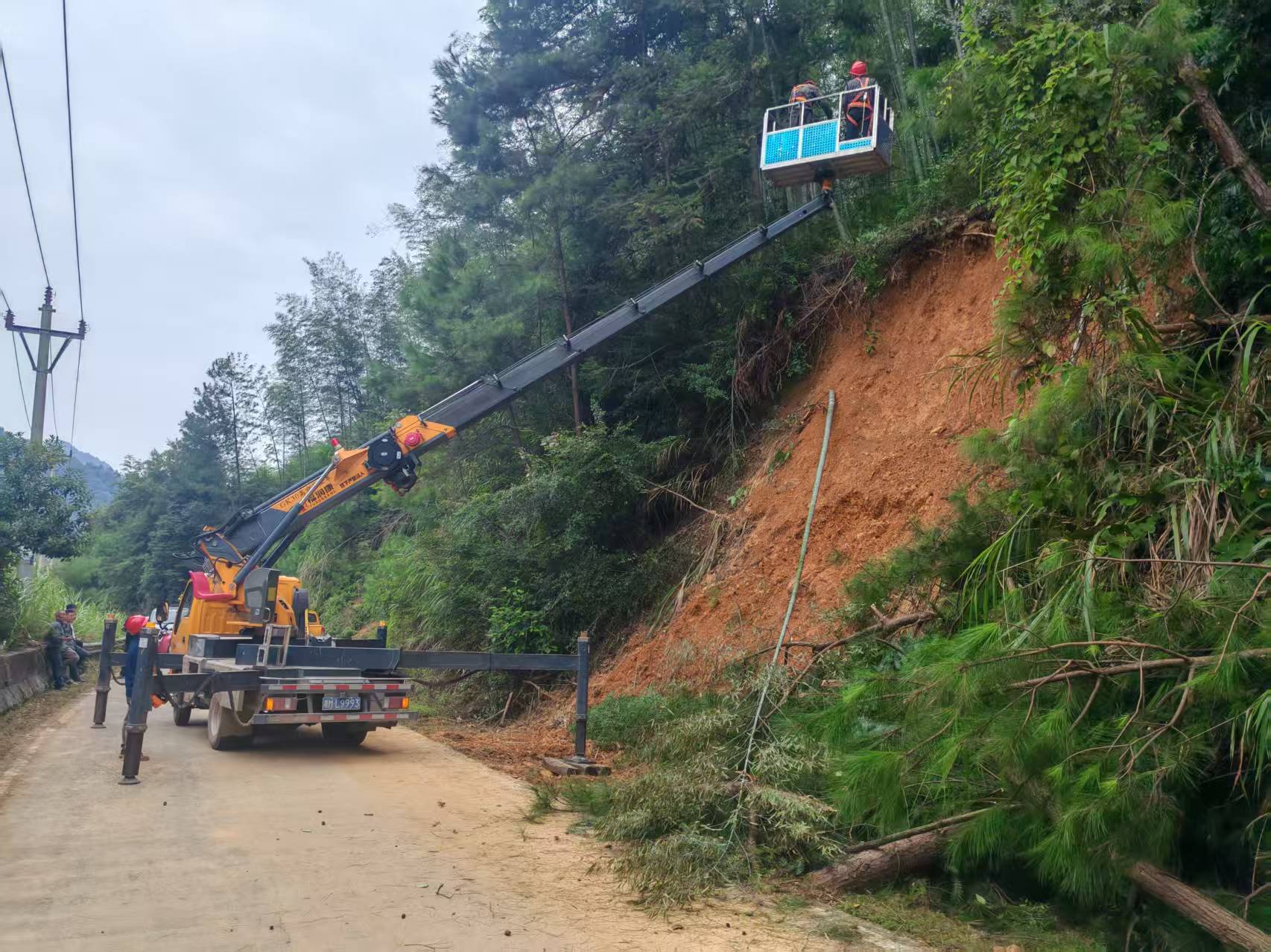 犁头瑶族乡：清危除险保畅通 筑牢道路安全防线