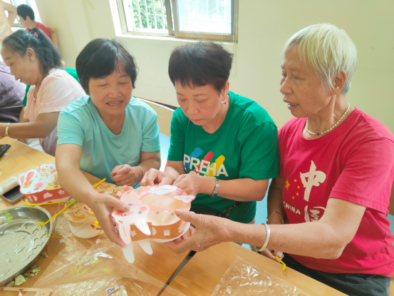 蓝山县民政局携手湖南锦芊居家养老服务中心开展中秋主题活动
