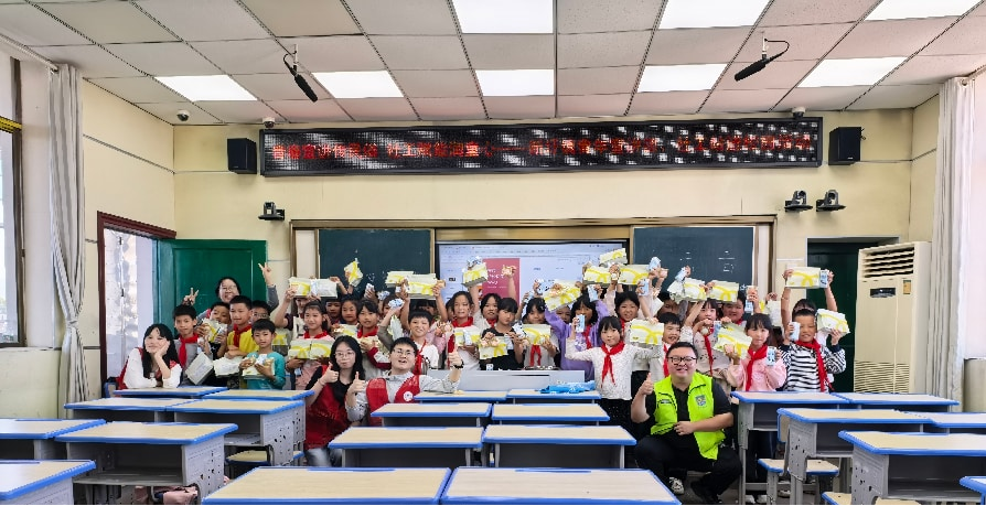 新圩镇青年宣讲团走进新圩学校开展民俗文化体验活动