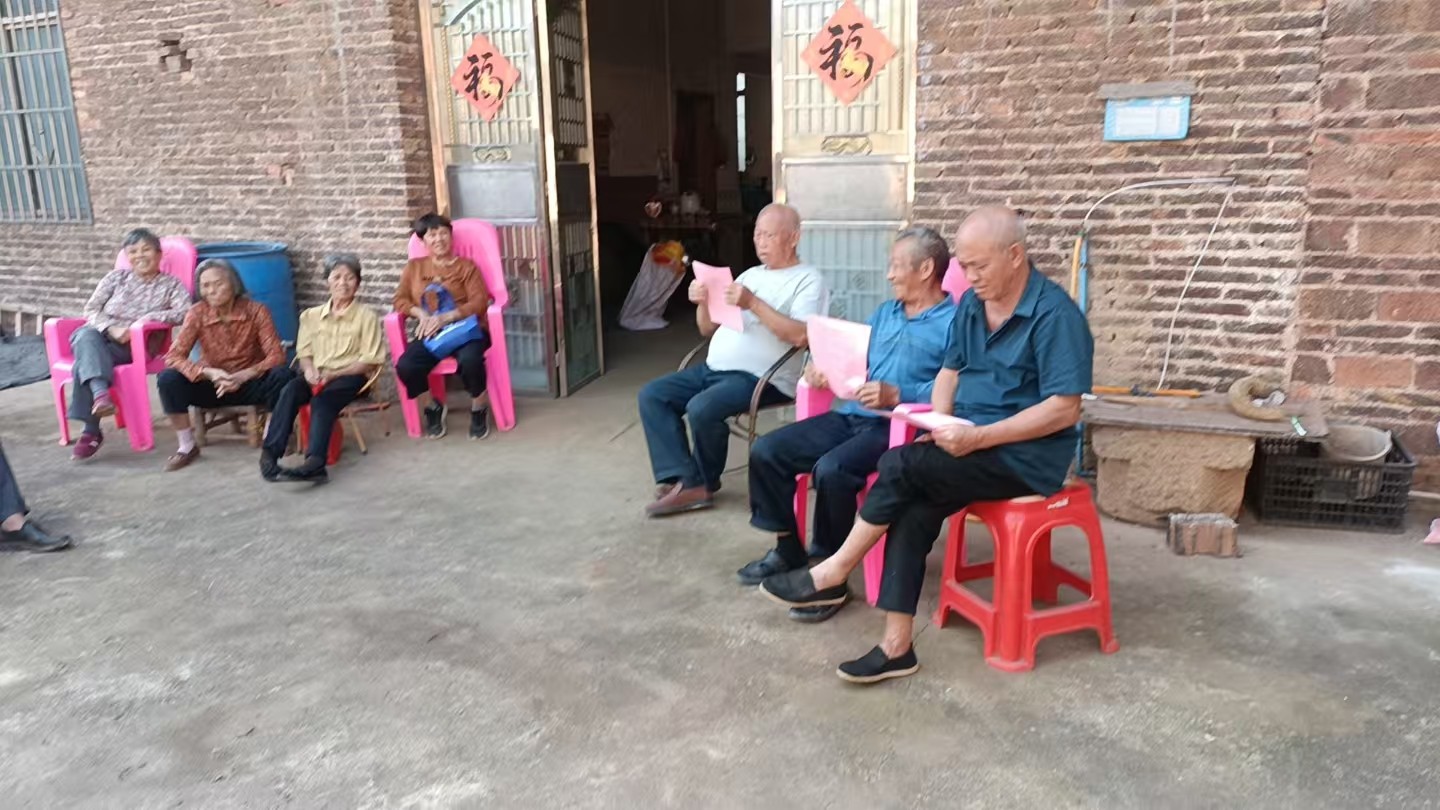 新圩镇上坪山村开展常态化扫黑除恶暨禁毒入户宣传活动
